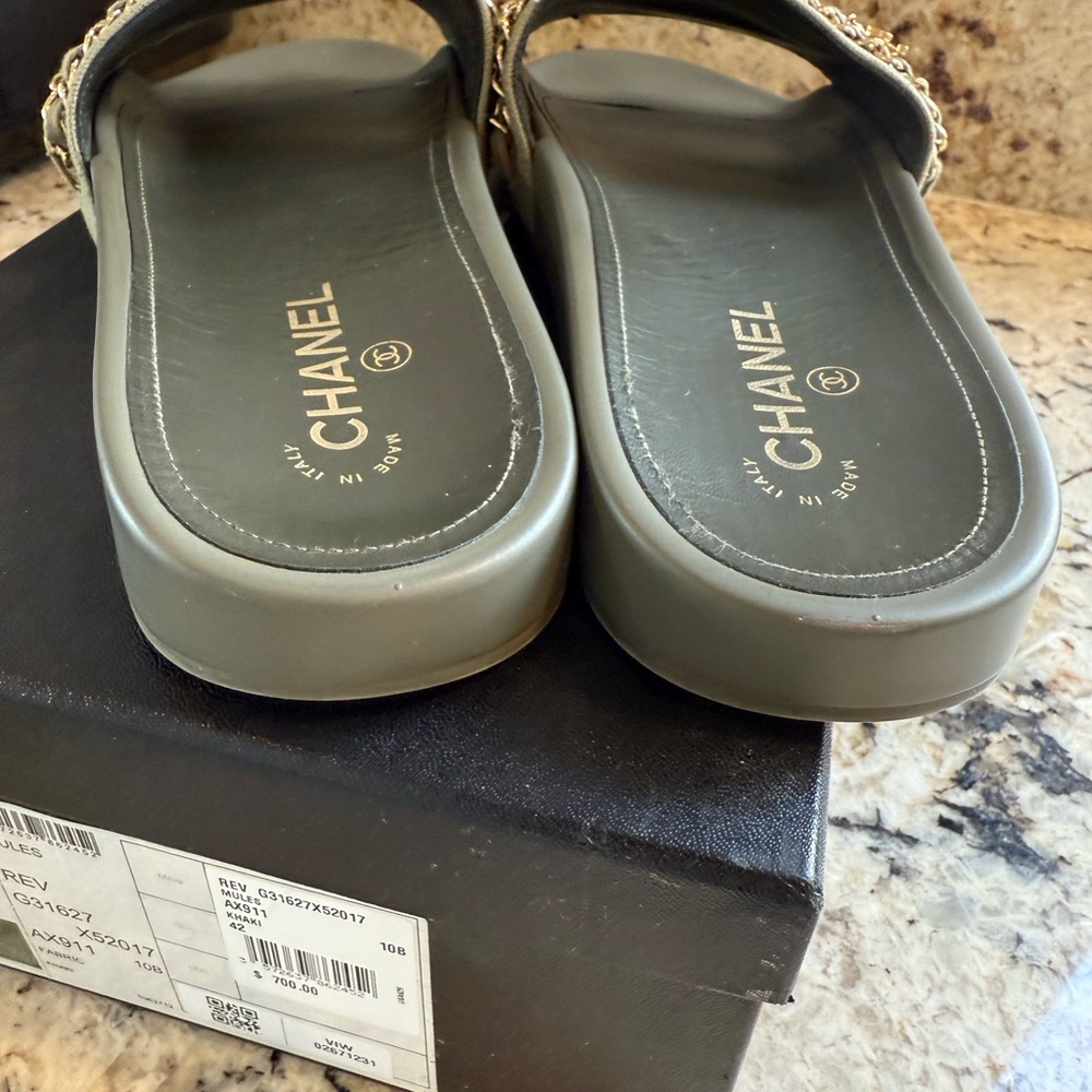 CHANEL Slides - Picture 12 of 16